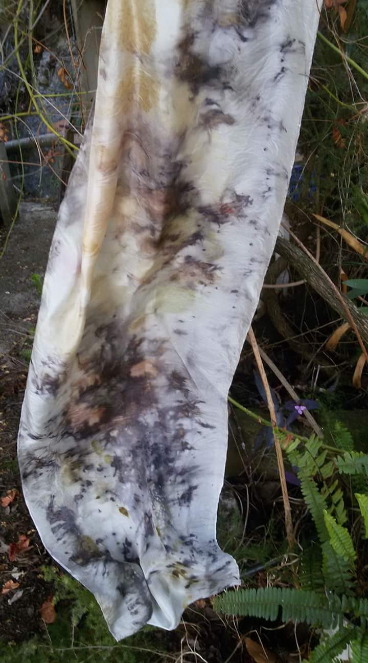 Estampación botánica en pañuelo de seda