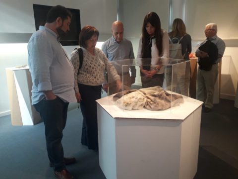 Explicando el proceso de creación del ecoprint en la ignauguración de la exposición Salut Tèxtil